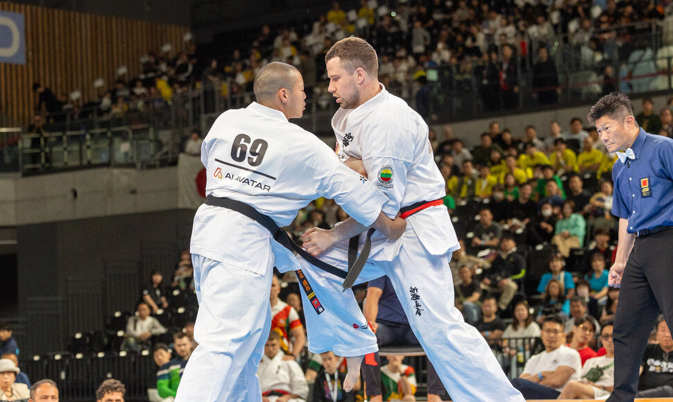 Pasaulio pilno kontakto karatė čempionato ketvirtfinalio kovų akimrka. Eventas Gužauskas