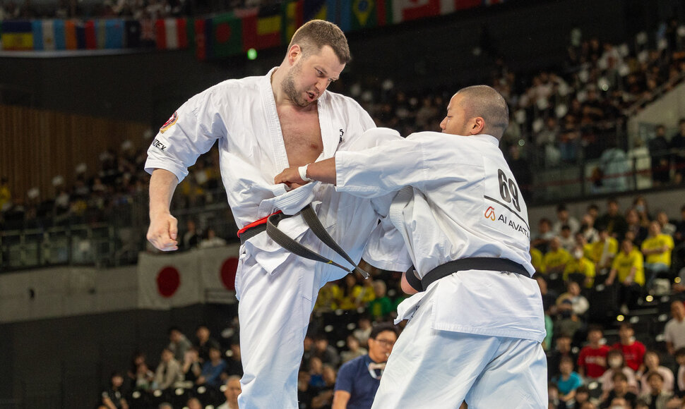 Pasaulio pilno kontakto karatė čempionato ketvirtfinalio kovų akimrka. Eventas Gužauskas