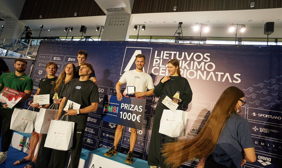 Lietuvos plaukimo rinktinės treneris Paulius Povilionis (kairėje) vertino geriausius varžybų plaukikus.