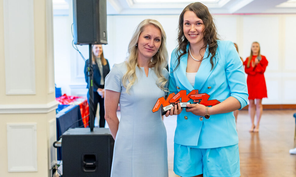 Vilniuje įvyko Lietuvos rankinio sezono apdovanojimai. Simona Kolosovė (de&scaron;inėje) gavo MVP prizą.
