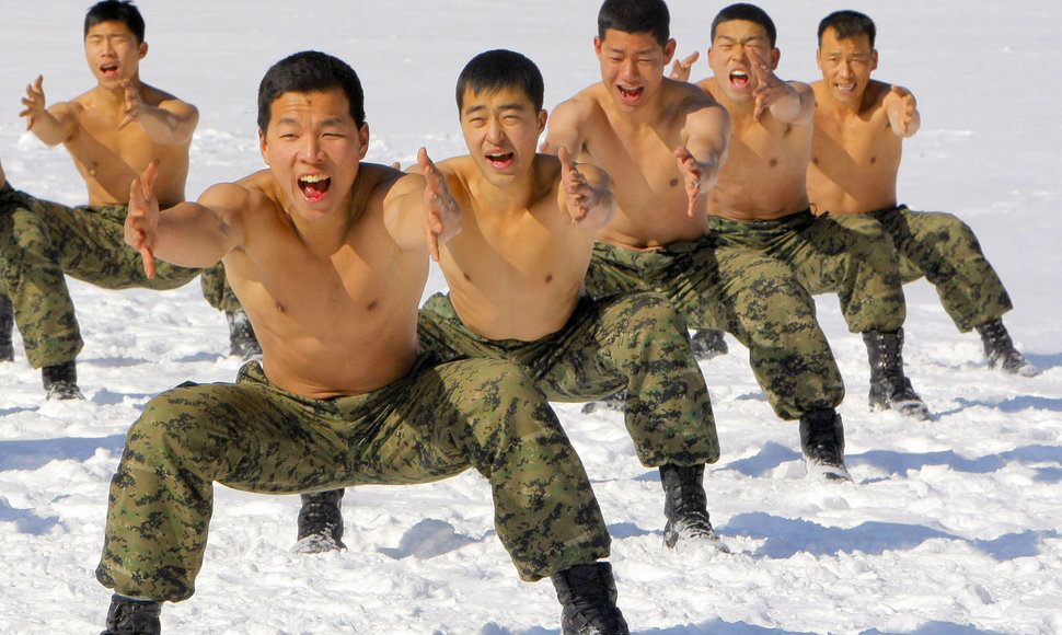 Pietų Korėjos kariai treniruojasi 