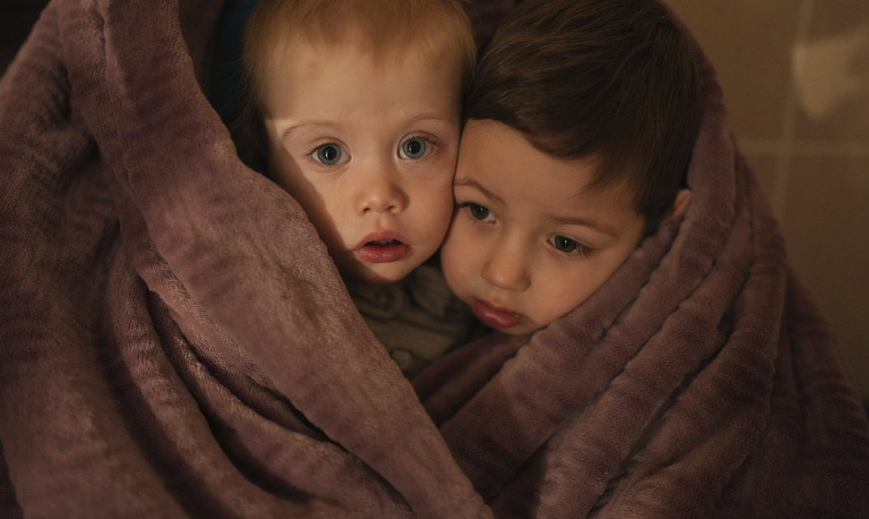 Vaikai Ukrainos ligoninėje šildydamiesi laukia giminių
