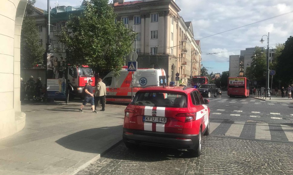 Dėl įtartino kvapo Vilniaus centro parduotuvėje „Zara“ – ugniagesių sujudimas