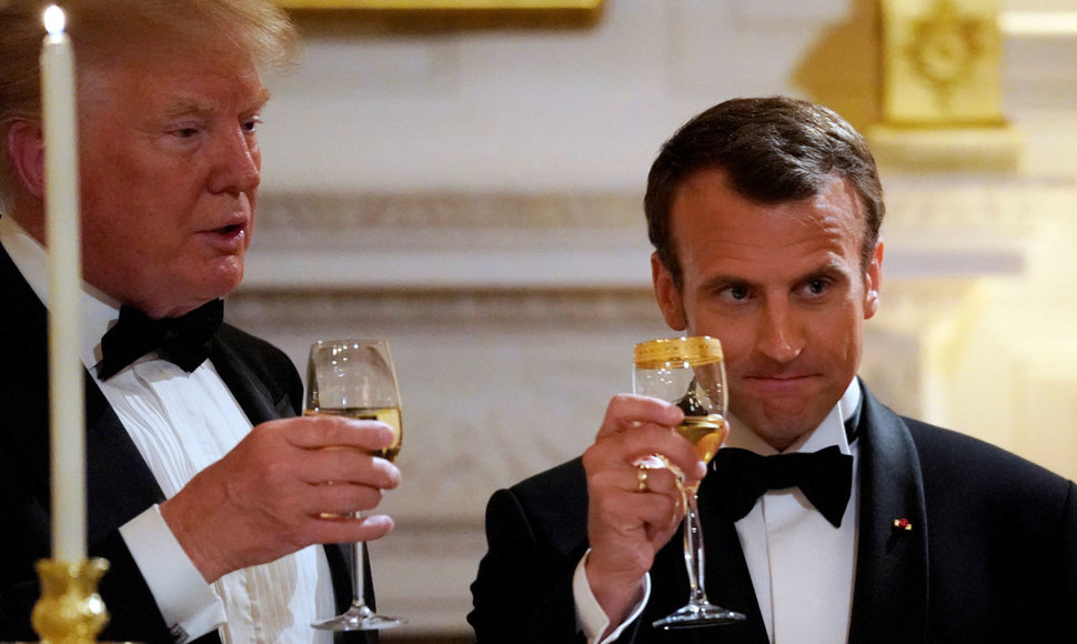 Donaldas Trumpas ir Emmanuelis Macronas iškilmingos vakarienės metu