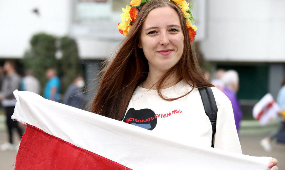 Minske tęsiasi protestai – moterys stojo į „Baltą grandinę“