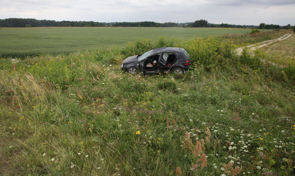 &bdquo;Volkswagen Golf&ldquo; avarija Klaipėdos rajone, &scaron;alia &Scaron;niauk&scaron;tų