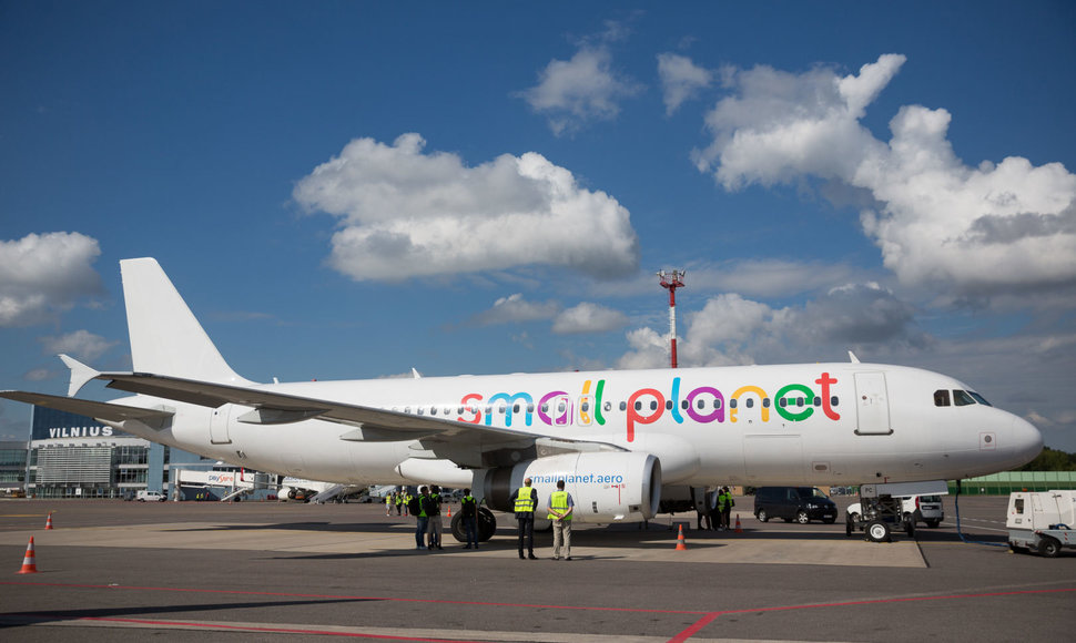 „Small Planet“ atstovai aprodė įmonės lėktuvą