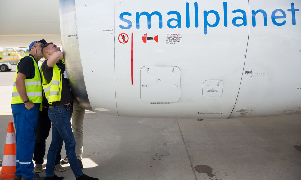 „Small Planet“ atstovai aprodė įmonės lėktuvą