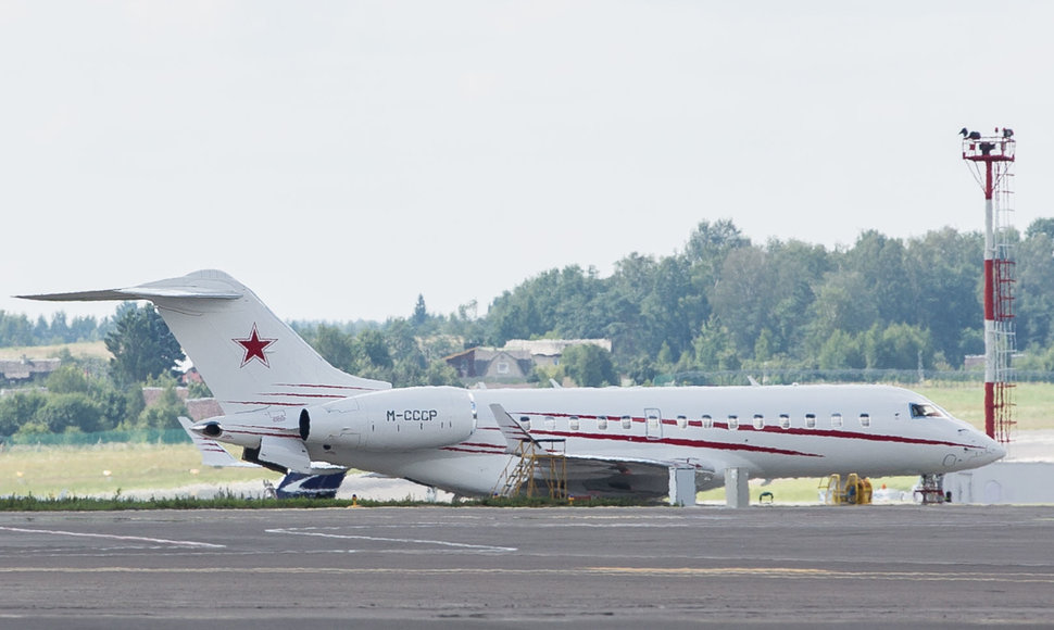 Rusų turtuolio lėktuvas su sovietine simbolika