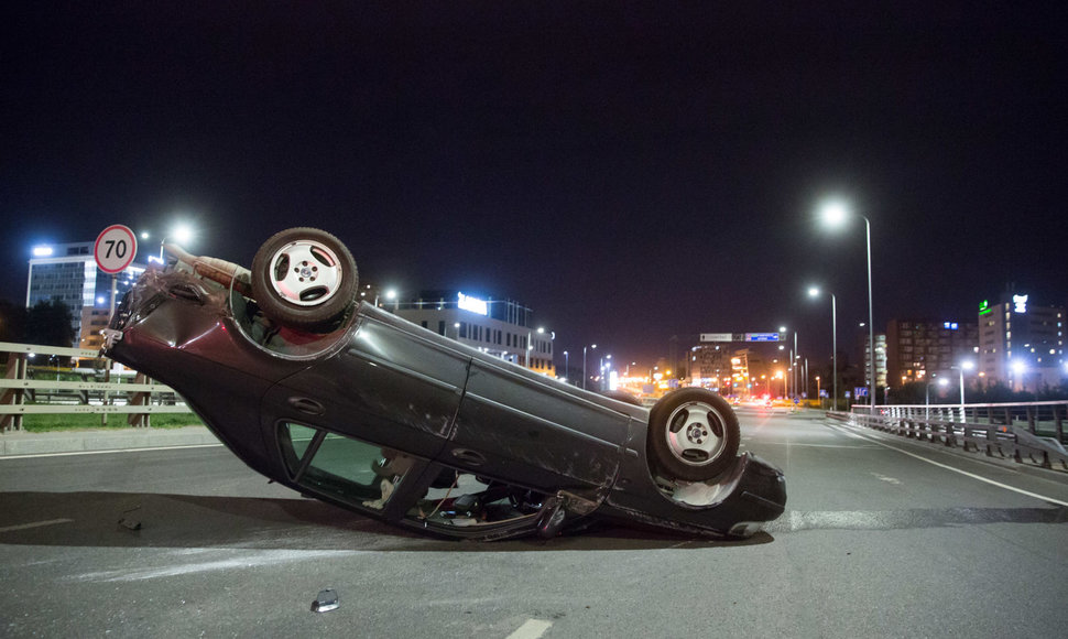 Naktį Pilaitės prospekte apsivertė automobilis