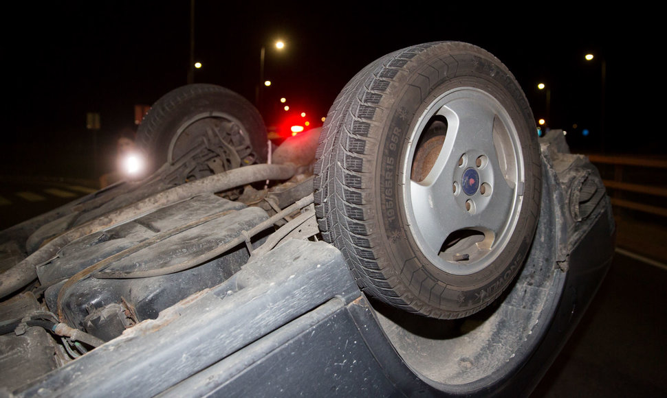 Naktį Pilaitės prospekte apsivertė automobilis