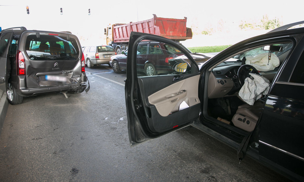 Trijų automobilių avarija Pavilnionių gatvėje