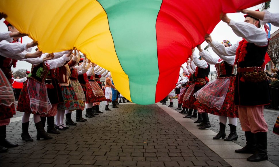 Lenkijos valstybės atkūrimo 100-mečio proga 100 porų šokis