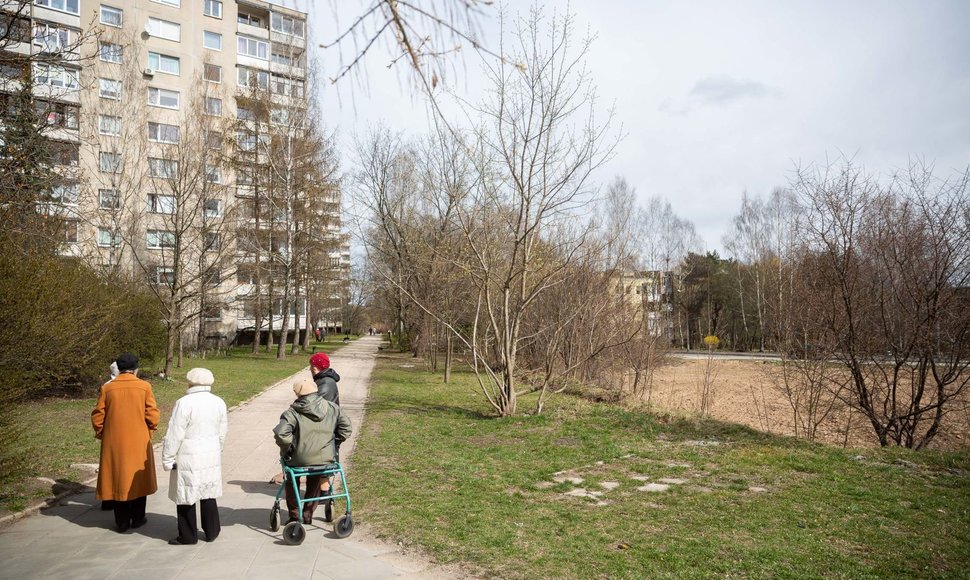 Sutvarkyta nugriauto pastato teritorija Žirmūnuose