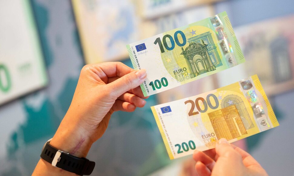 Pristatyti naujosios serijos &bdquo;Europa&ldquo; 100 ir 200 eurų banknotai