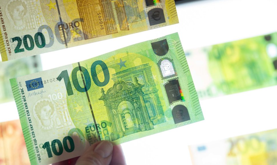 Pristatyti naujosios serijos „Europa“ 100 ir 200 eurų banknotai