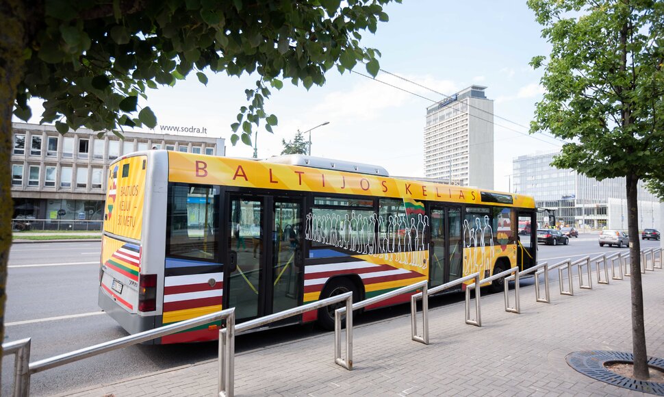 Baltijos kelio 30-mečiui papuoštas autobusas