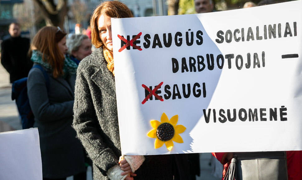 Socialinių darbuotojų akcija &bdquo;Kiek galime gintis rankinėmis?&ldquo;