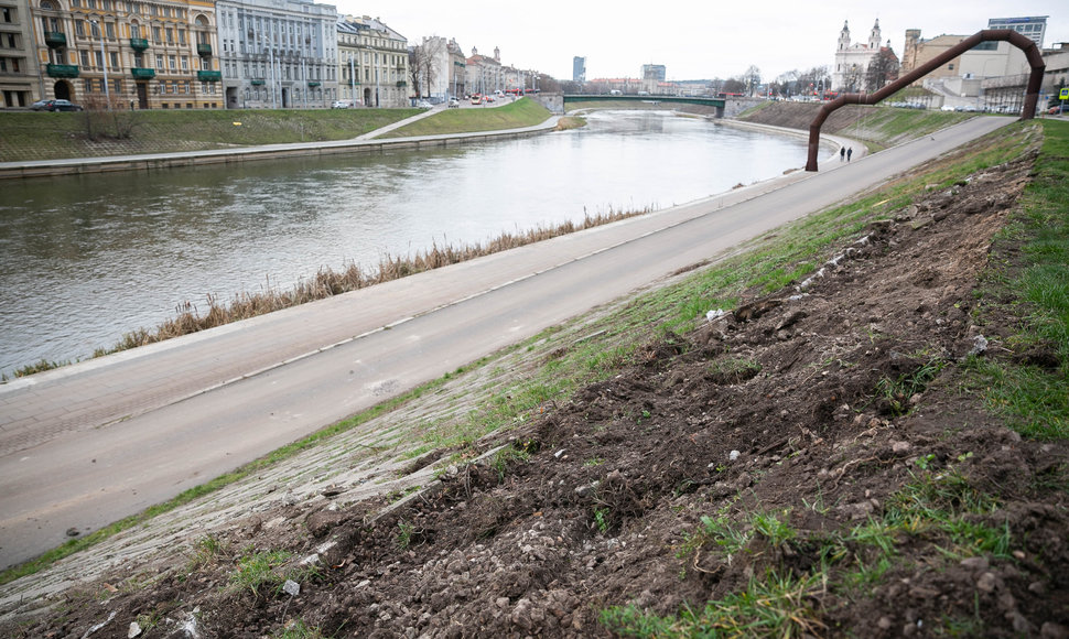 Neries krante išnyko meilės prisipažinimai