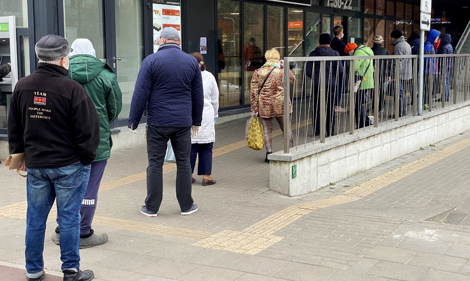 Apsauginių kaukių vaistinėse norintys įsigyti žmonės