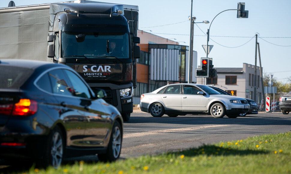 Transporto spūstys rekonstruojamoje Liepkalnio–Žirnių gatvių sankryžoje