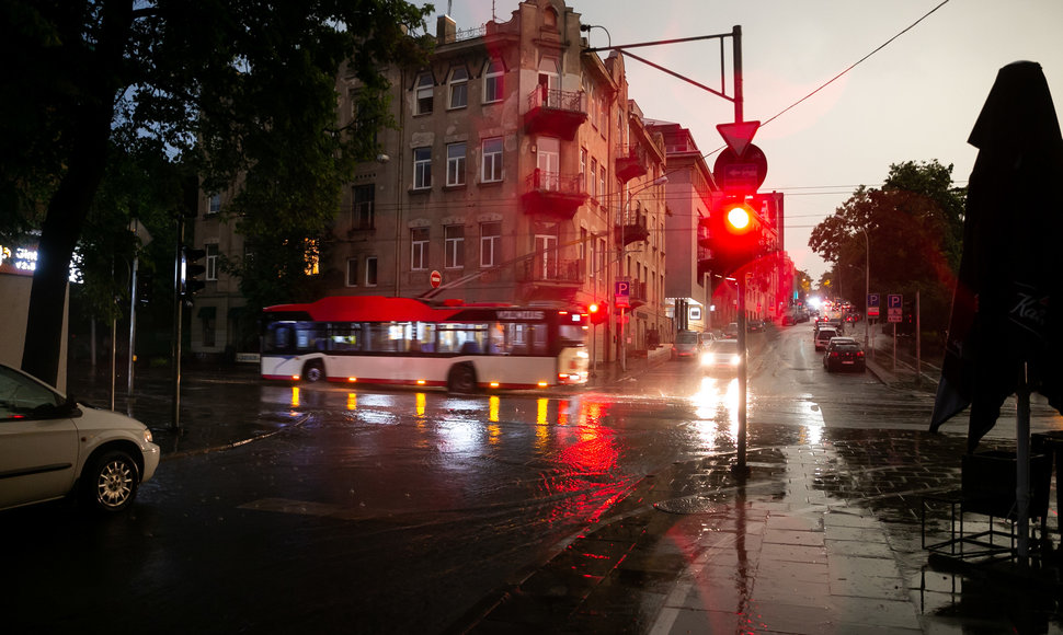 Tropinis lietus nuplovė Vilniaus senamiestį