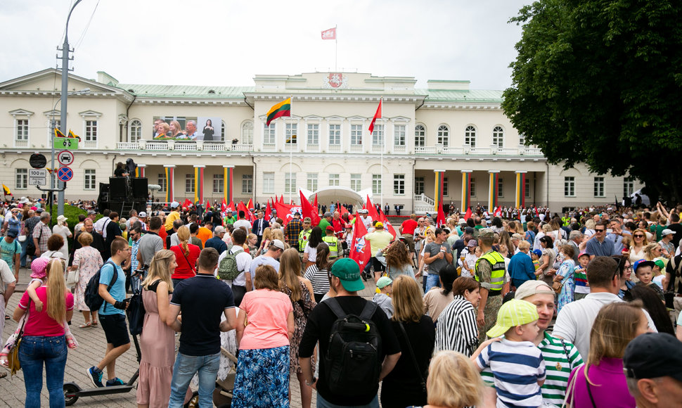 Valstybės vėliavų pakėlimo ceremonija