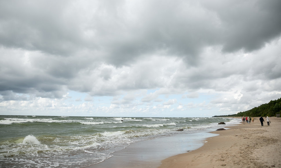 Karklės paplūdimyje šėlstanti Baltijos jūra 