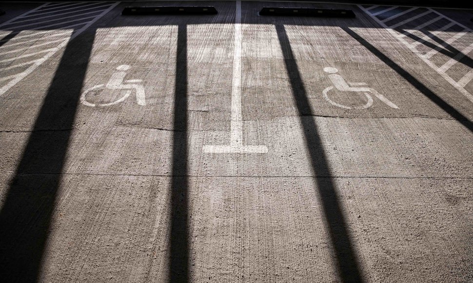 Neįgaliųjų automobilių stovėjimo vietos