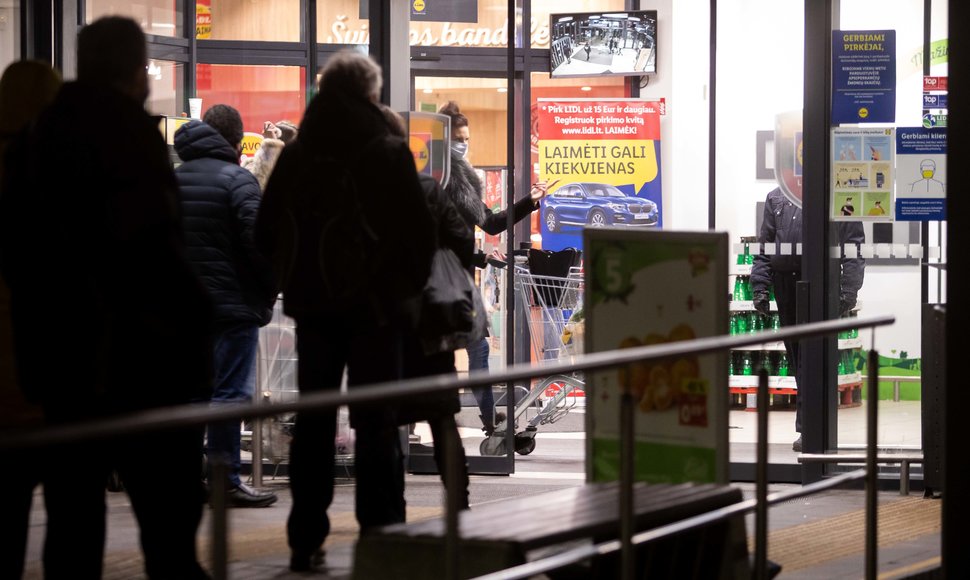 Žmonės prie „Lidl“ parduotuvės Karoliniškėse