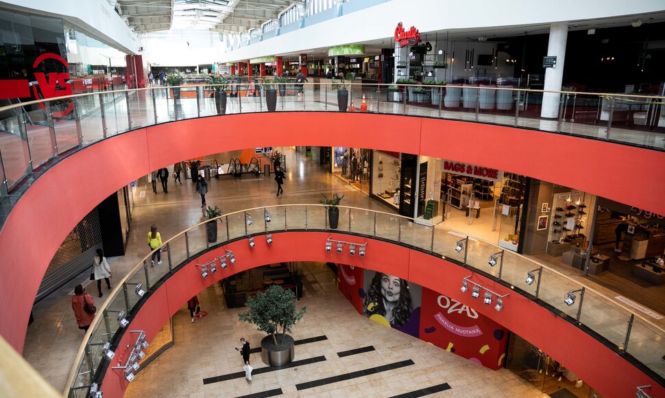 Pirkėjai lankosi prekybos centre „Ozas“