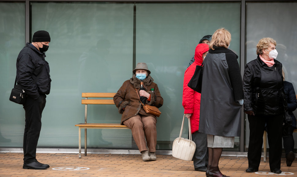 Žmonės laukiantys prie vakcinacijos centro Vilniuje