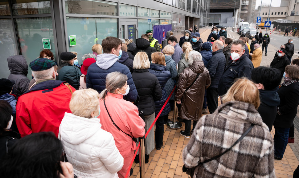 Žmonės laukiantys prie vakcinacijos centro Vilniuje