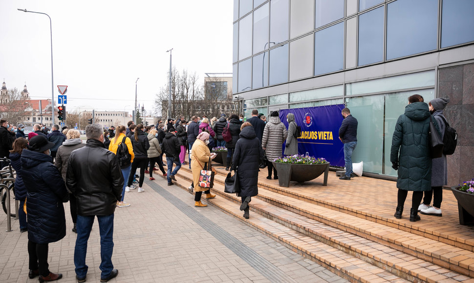 Žmonės laukiantys prie vakcinacijos centro Vilniuje
