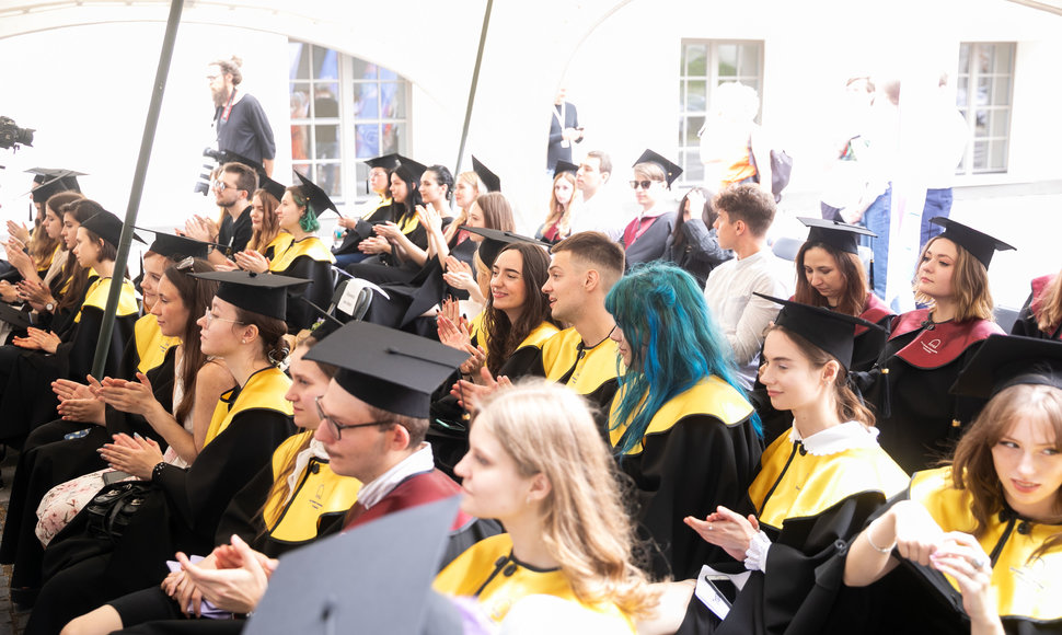 Europos humanitarinio universiteto diplomų įteikimo ceremonija