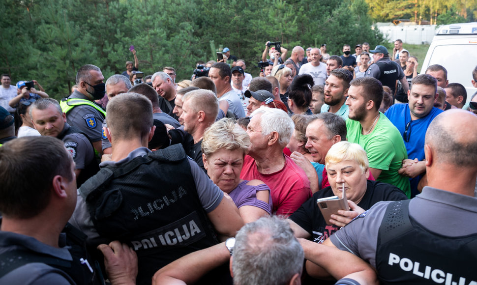 Gyventojų susirėmimas su policijos pareigūnais prie Rūdninkų poligono