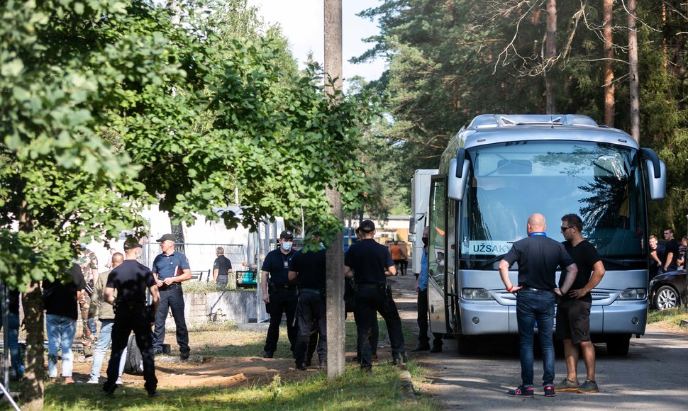 Migrantai atvežti į Rūdninkų poligoną