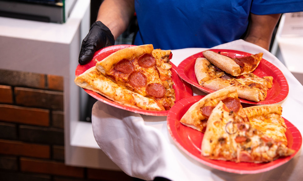 „Domino's Pizza“ restorano atidarymo akimirka