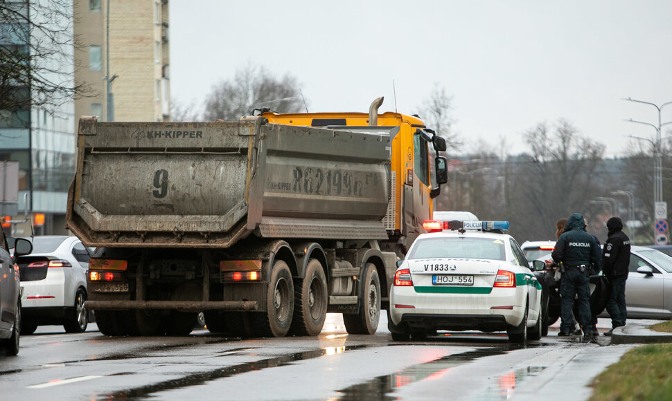 Sunkvežimio ir automobilio autoįvykis Saltoniškių gatvėje