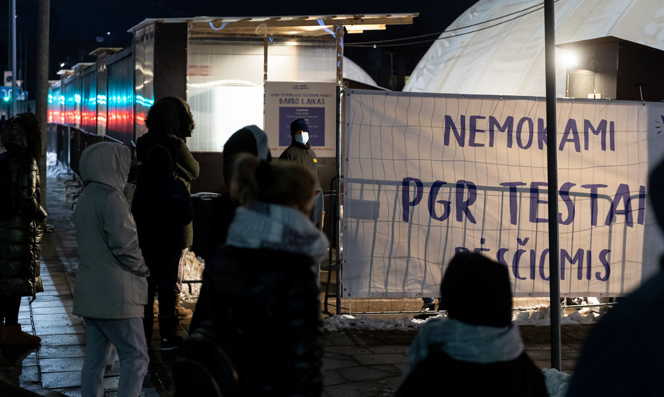 Žmonių eilė prie Covid mobilaus patikros punkto Vilniuje