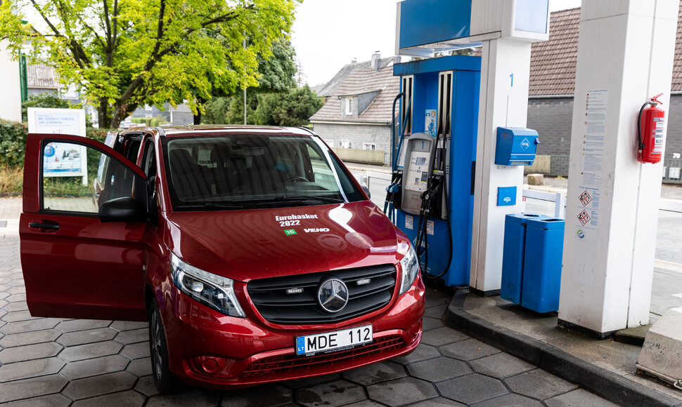 Mercedes-Benz Vito degalinėje Vokietijoje