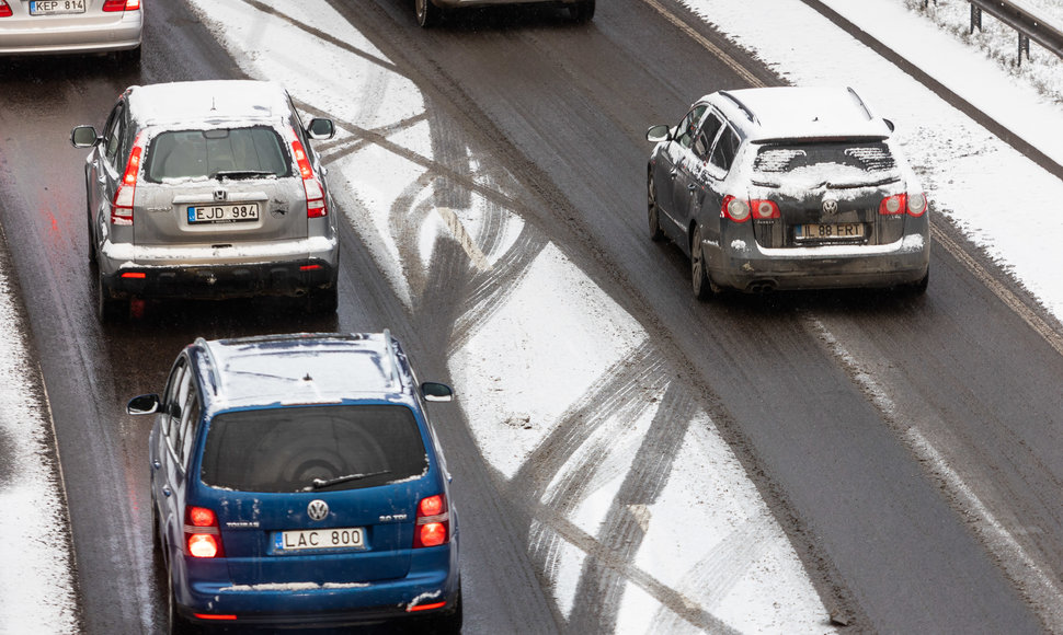 Sniegas sunkina eismo sąlygas Vilniuje