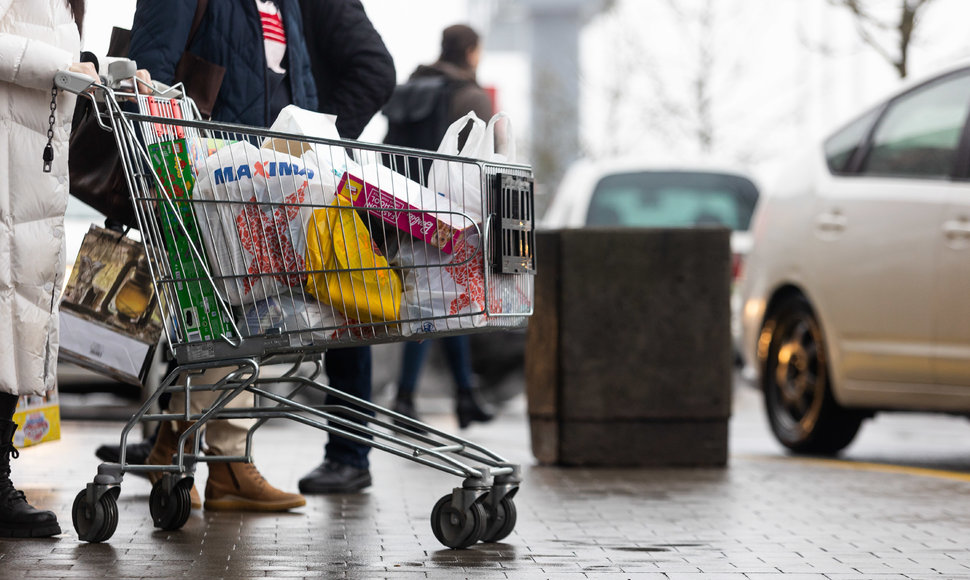 Apsipirkimo karštligė prieš šventinį savaitgalį Vilniuje