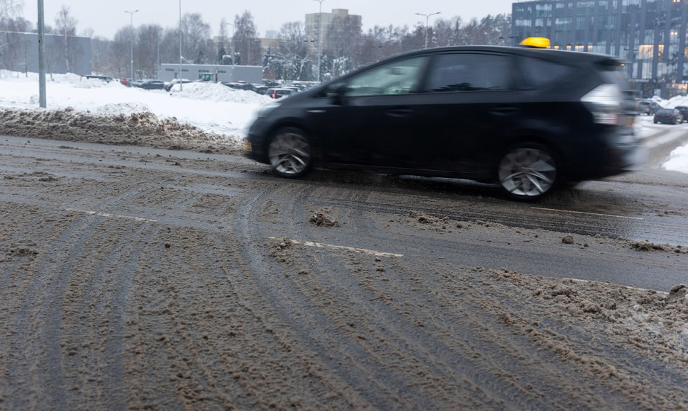 Lietuvoje eismą apsunkino plikledis