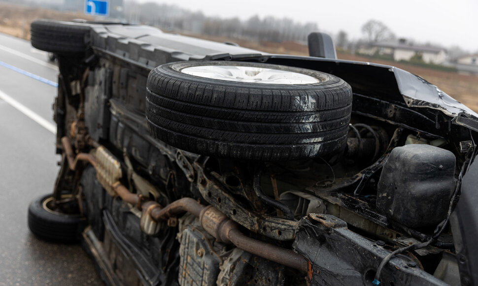 Vikingų gatvėje apvirtęs automobilis