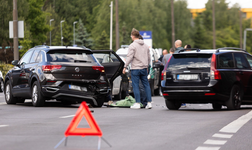 Ateities gatvėje penkių automobilių ir autobuso autoįvykis