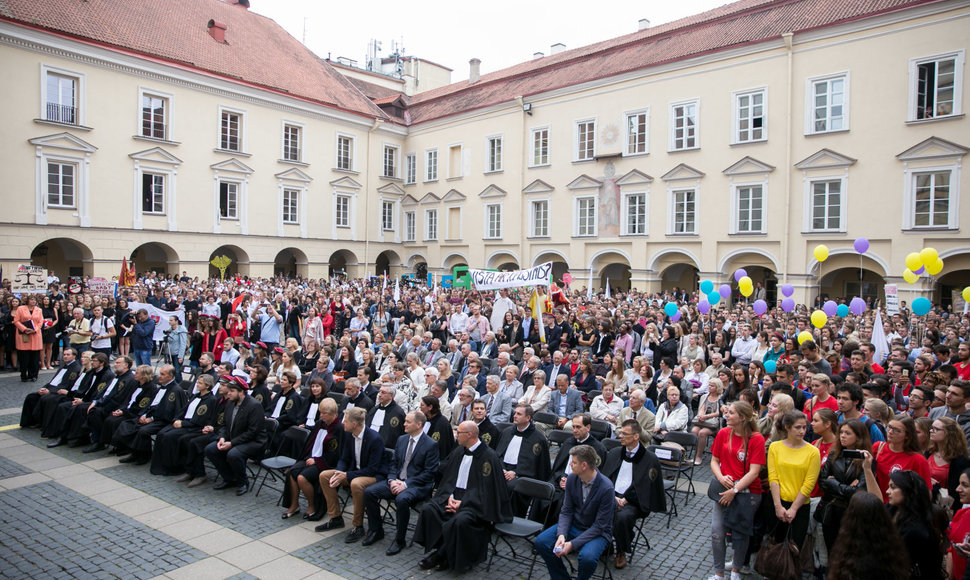 Rugsėjo 1-osios šventė VU kiemelyje 