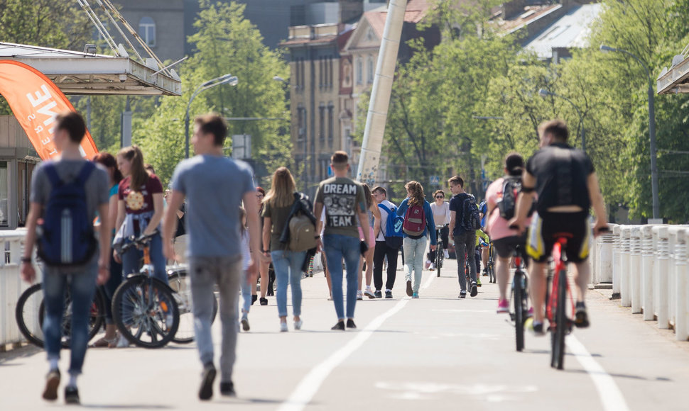 Vilniečiai laisvą dieną leidžia prie Baltojo tilto