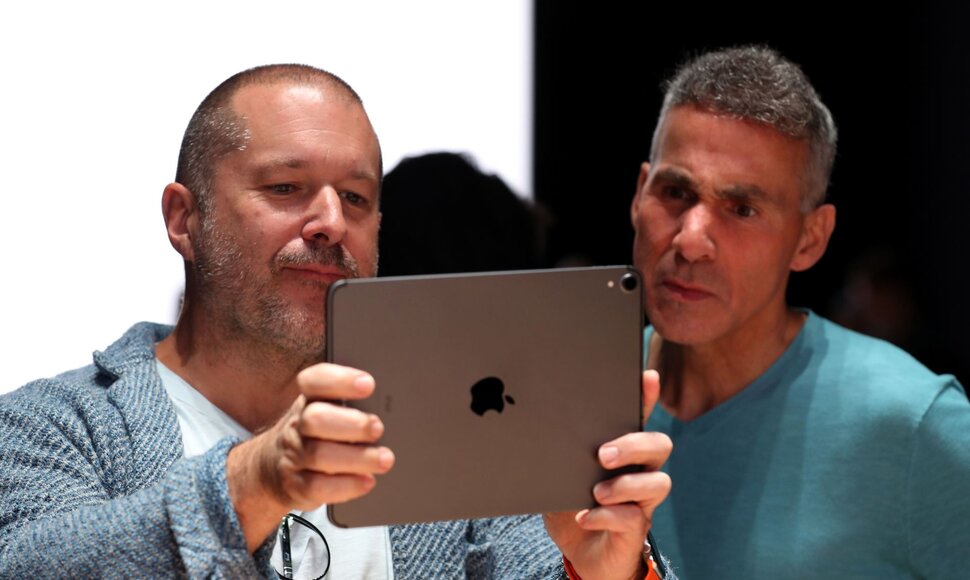 Jony Ive (kairėje)