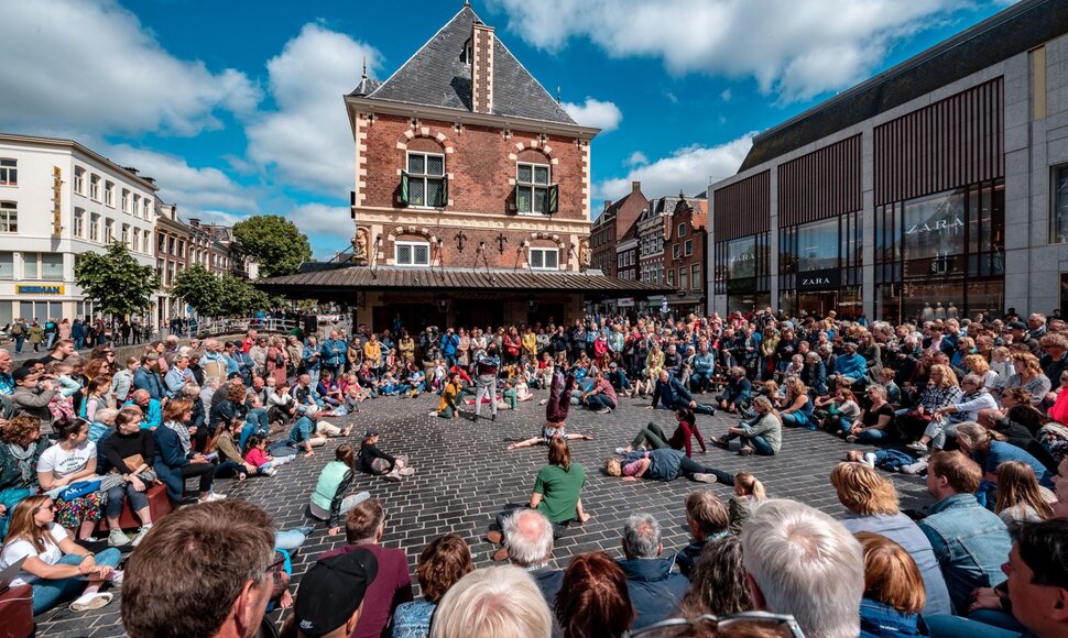 Gatvės teatro festivalis SPOT: kvapą gniaužiantys akrobatiniai triukai ir menas netikėtose erdvėse